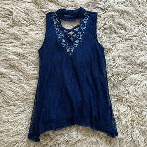 like new Miami blue white embroidered floral criss cross v neck tank top